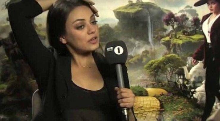 H Mila Kunis έφερε σε δύσκολη θέση δημοσιογράφο