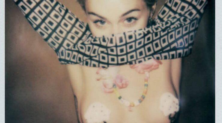 Miley Cyrus: Το παρατράβηξε! Εντελώς γυμνή στο μπάνιο