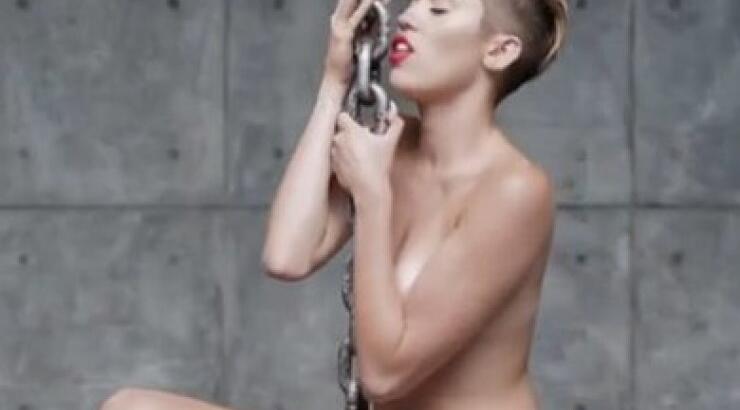 Miley Cyrus: «Bγήκα γυμνή γιατί... είμαι ευάλωτη»