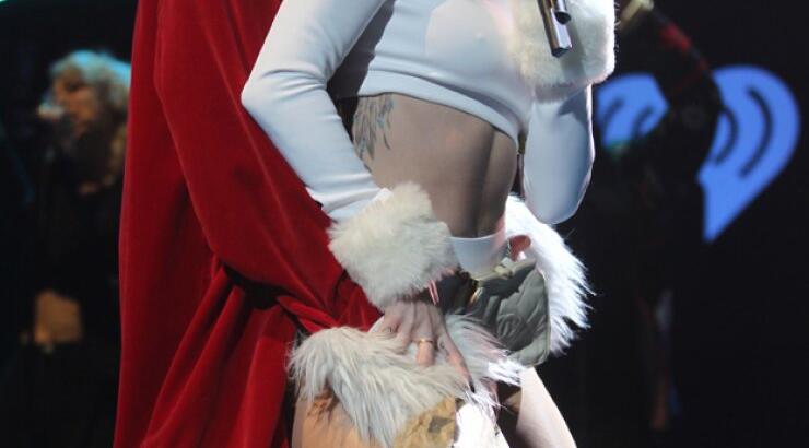 Τα τολμηρά παιχνίδια της Miley Cyrus με τον Άγιο Βασίλη 