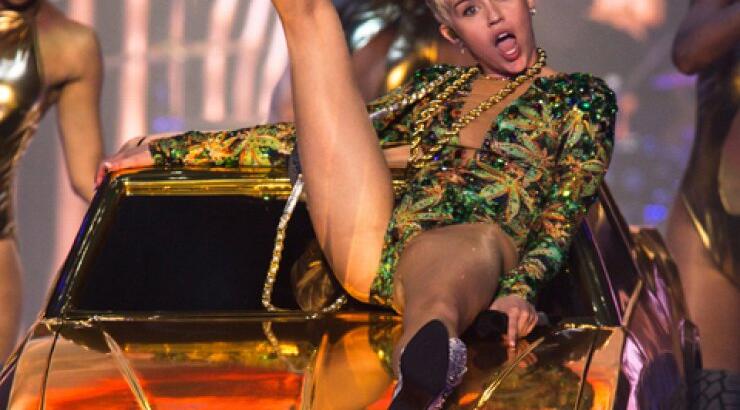 Δείτε την Miley Cyrus να ερωτοτροπεί με…αυτοκίνητο [φωτογραφίες]