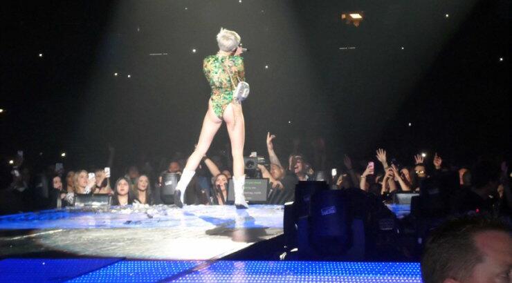 Κι όμως! Η Miley Cyrus δεν ξέρει τα τραγούδια της [φωτογραφίες]