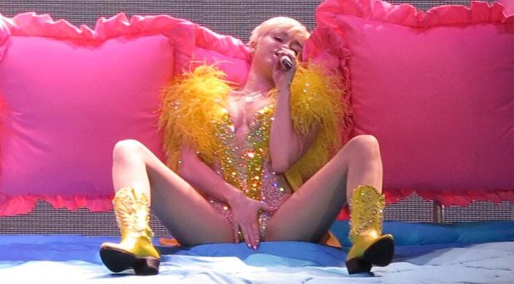 Προκαλεί και πάλι η Miley Cyrus [εικόνες]