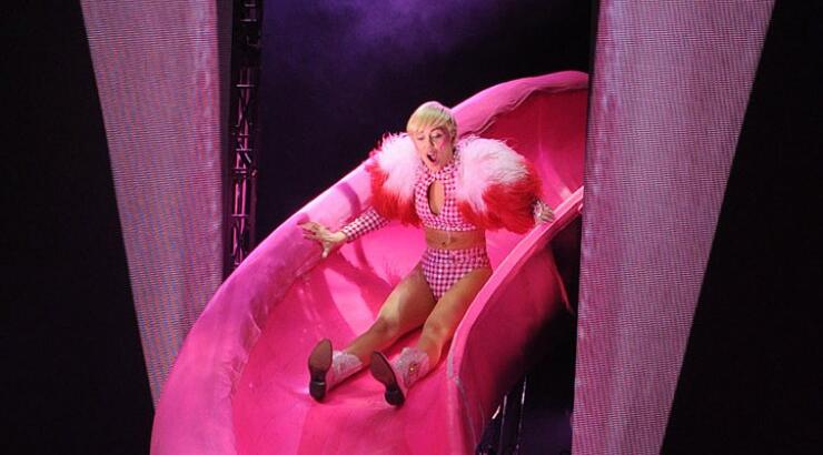 Μέχρι και τσουλήθρα ανέβασε στην σκηνή η Miley Cyrus [εικόνες]