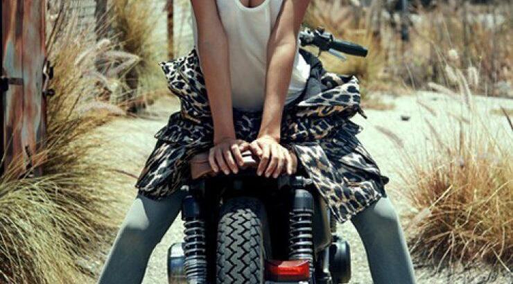 Η Μιράντα Κερ ποζάρει με hot καλοκαιρινά λουκ 