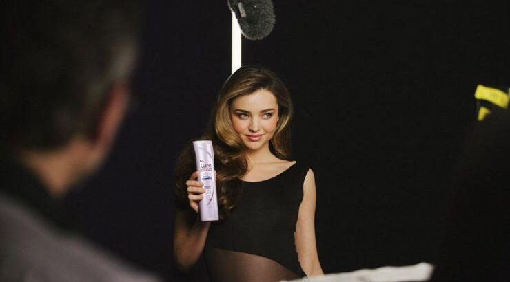 Η Miranda Kerr διαφημίζει τα μαλλιά της [εικόνες]