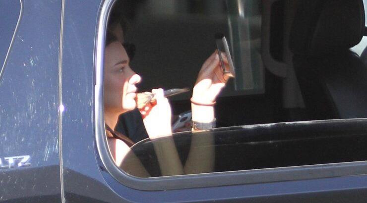 Διάσημο μοντέλο βάφεται μέσα στο αυτοκίνητο [φωτογραφίες]