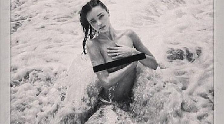 Η Miranda Kerr γυμνή στη θάλασσα