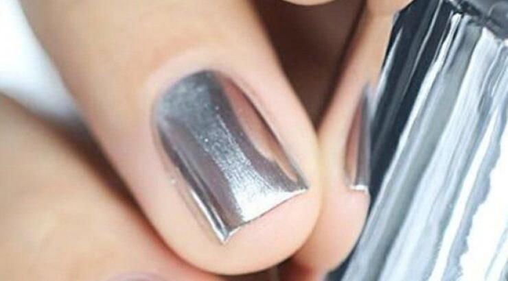 Πώς θα κάνετε μόνες σας στο σπίτι την μεγαλύτερη τάση της σεζόν στα νύχια
