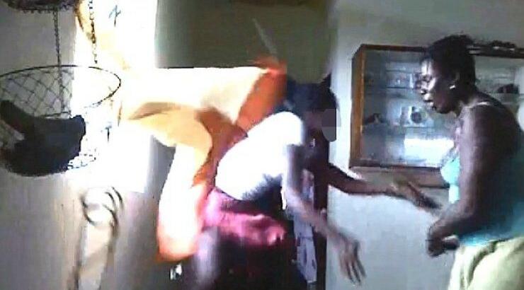 Μητέρα μαστιγώνει την κόρη της για φωτογραφία που έβαλε στο Facebook