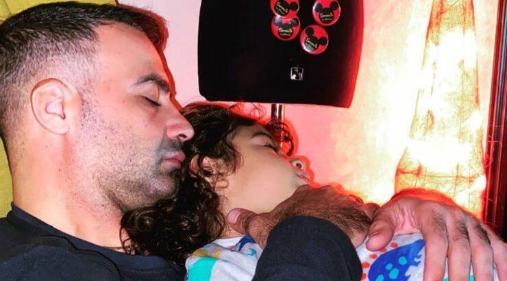 Mιχάλης Σοφοκλέους: Φτιάχνει χριστουγεννιάτικα μπισκοτάκια με τον γιο του [εικόνες]