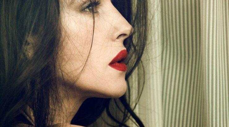 Monica Bellucci: Στα 52 της χρόνια ποζάρει γυμνή σε μια πισίνα και "κόβει την ανάσα"