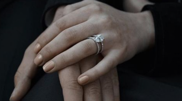 Γνωστή ηθοποιός αρραβωνιάστηκε και το ανακοίνωσε δείχνοντάς μας το μονόπετρό της!