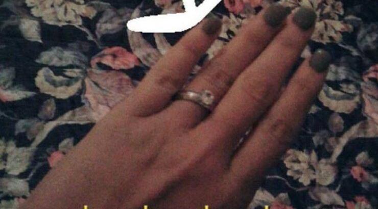 Επώνυμη Κύπρια μας δείχνει το μονόπετρό της!