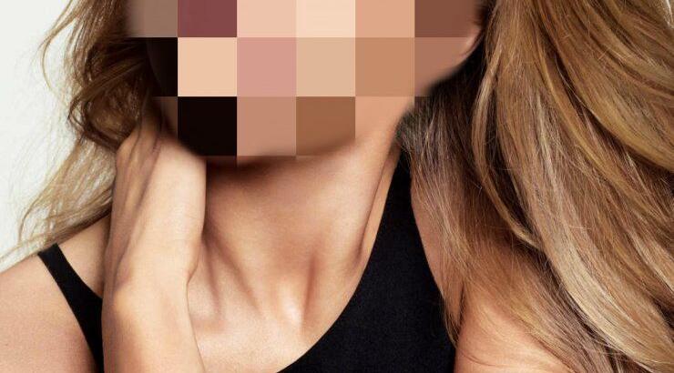 Σέξι φωτογραφία διάσημου μοντέλου με ακάλυπτα οπίσθια