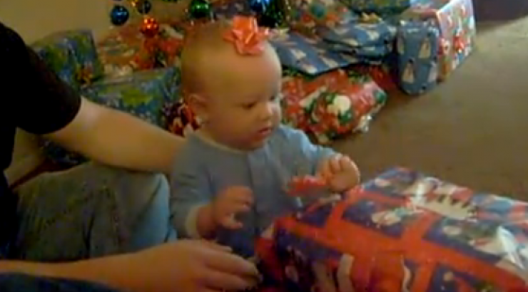  Ανοίγει το χριστουγεννιάτικο δώρο του και τρώει το… περιτύλιγμα!