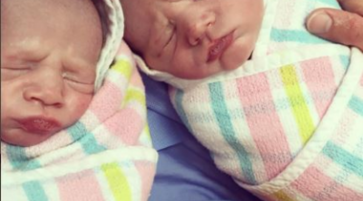 Ποια επώνυμη υποδέχθηκε τα δίδυμα μωράκια της;