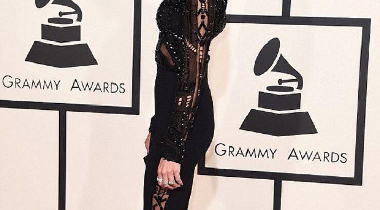 Κρίμα: Η τρομακτικά αδύνατη σιλουέτα της star ξεσήκωσε θύελλα αντιδράσεων στα Grammys