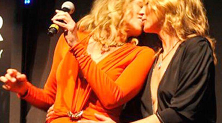 Φιλήθηκαν στο στόμα Kate Moss και Sharon Stone