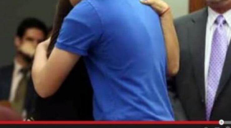 Μητέρα αγκαλιάζει το δολοφόνο της κόρης της