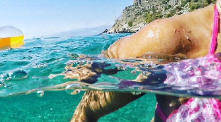 Ελληνίδα παρουσιάστρια κολάζει το instagram με το ροζ μπικίνι της!