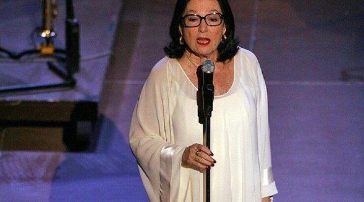 Η Μούσχουρη με επιστολή της παίρνει θέση για τον Ρουβά και το "Άξιον Εστί" του Μίκη!