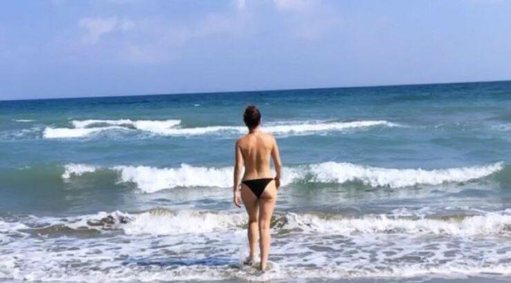 Επώνυμη Κύπρια έκανε topless βουτιά στην παραλία και μας το έδειξε! [βίντεο]