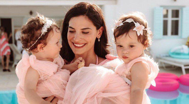 Χριστίνα Μπόμπα: Οι ενός έτους δίδυμες κόρες της μιμούνται τη μαμά τους στη yoga [εικόνα & βίντεο]