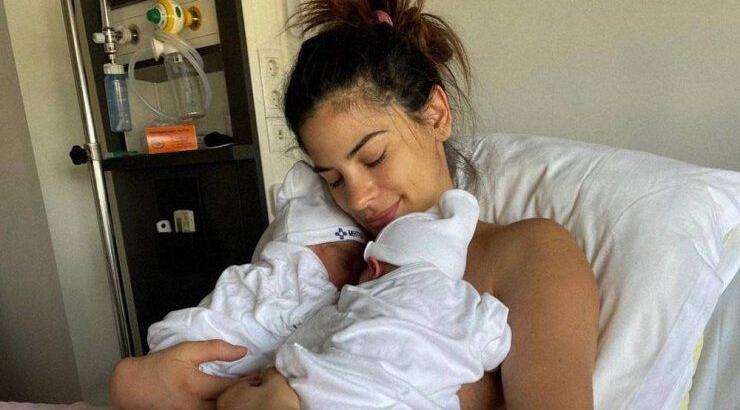 Χριστίνα Μπόμπα: Η πρώτη εικόνα στο σπίτι με τις δίδυμες κόρες της! 