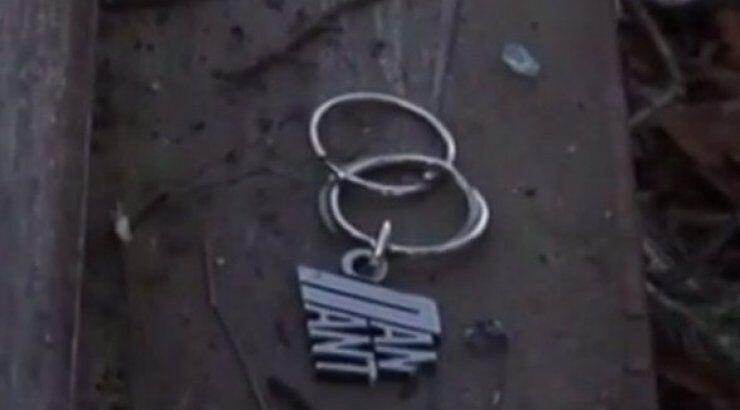 Η συγκλονιστική εικόνα με το σπασμένο μπρελόκ του Παντελίδη από τα συντρίμμια του τροχαίου