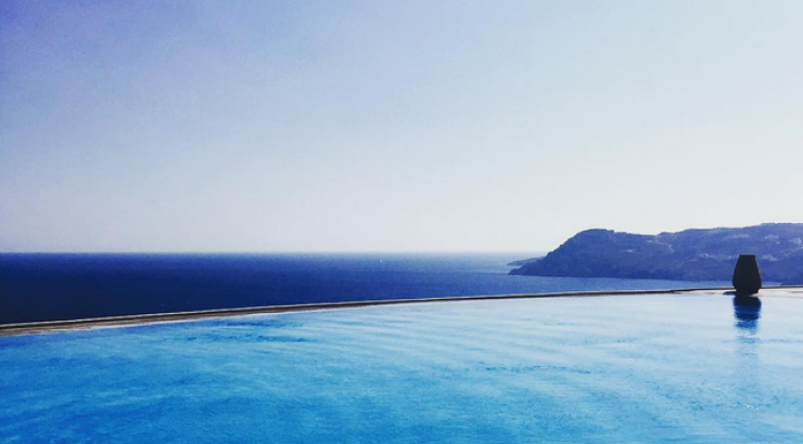 Ποια Κύπρια socialite απολαμβάνει αυτή τη θέα;