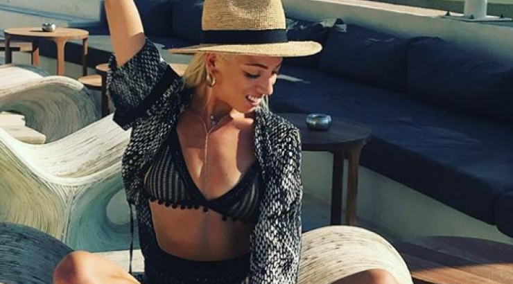 Η Μύριαμ Γεροκώστα χορεύει σάμπα στη Μύκονο και εντυπωσιάζει! [βίντεο]