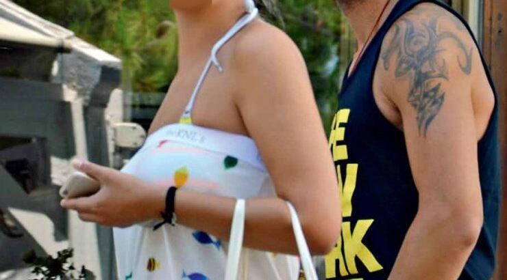 Το φρέσκο ζευγάρι της ελληνικής showbiz χέρι-χέρι στις Σπέτσες!