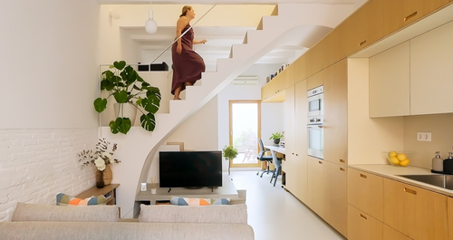 Ένα μακρόστενο σπίτι 60τ.μ. μεταμορφώθηκε για μια τετραμελή οικογένεια