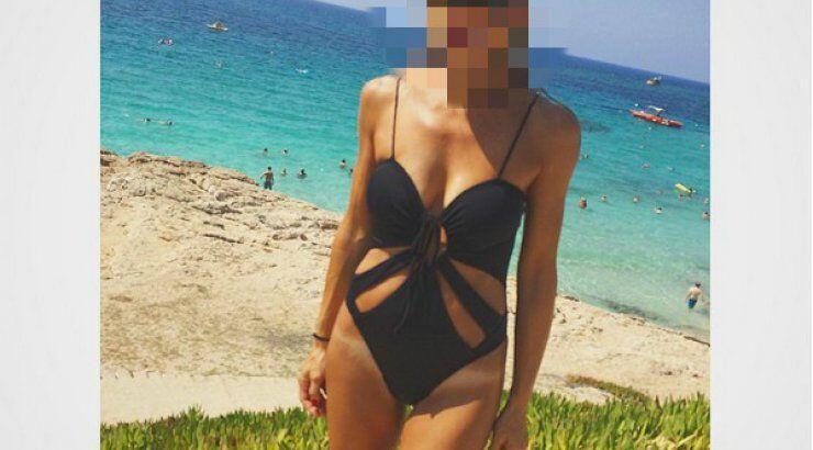Επώνυμη Κύπρια αναστατώνει με το sexy μαγιό και το σημάδι του ήλιου