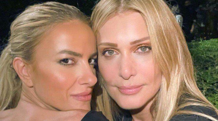 Έφη Παπαϊωάννου – Νατάσα Θεοδωρίδου: Σε τρελά κέφια τραγουδούν σε κεντρικό σημείο στην Αθήνα [βίντεο]