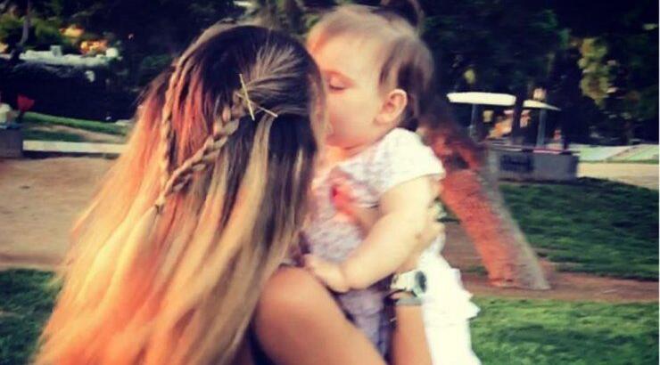 Η σύζυγος Έλληνα τραγουδιστή περιμένει το δεύτερο παιδάκι της και μας έδειξε την κοιλίτσα της