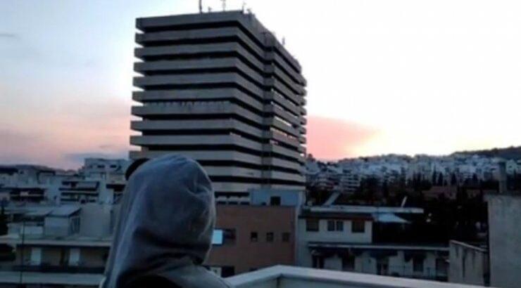 Νεαρός Κύπριος τραγουδιστής αποκαλύπτει: "Μια κοπέλα έγραψε 150 σελίδες για εμένα"