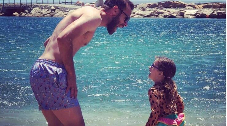 Νεκτάριος Αλεξάνδρου: Δείτε τον να χορεύει στη θάλασσα με την κόρη του Αριάδνη! [εικόνα]
