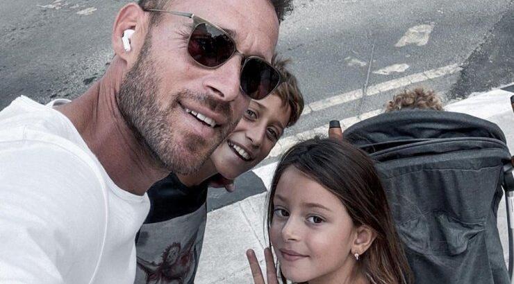 Νεκτάριος Αλεξάνδρου: Μετέτρεψε με τα τρία παιδιά του το δωμάτιο του ξενοδοχείου σε... γήπεδο! [βίντεο]