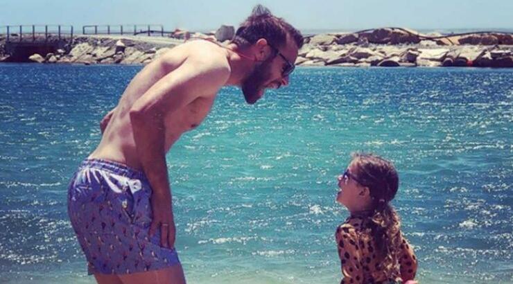 Νεκτάριος Αλεξάνδρου: Τα παιχνίδια στην παραλία με τη μικρή Αριάδνη! [εικόνες & βίντεο]