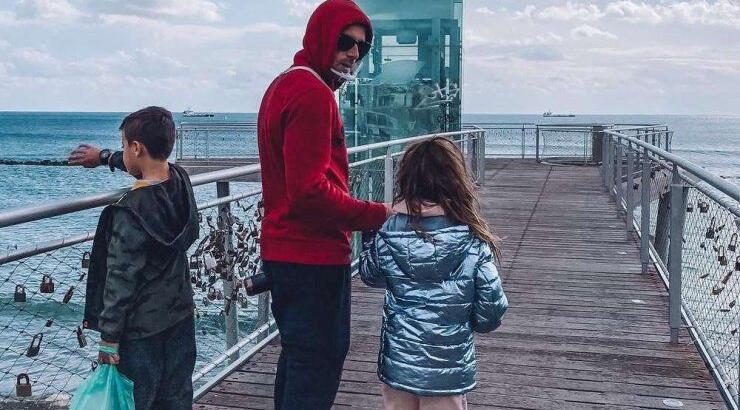 Νεκτάριος Αλεξάνδρου: Πρωινή βόλτα με τα παιδιά του στην παραλία! [εικόνες]