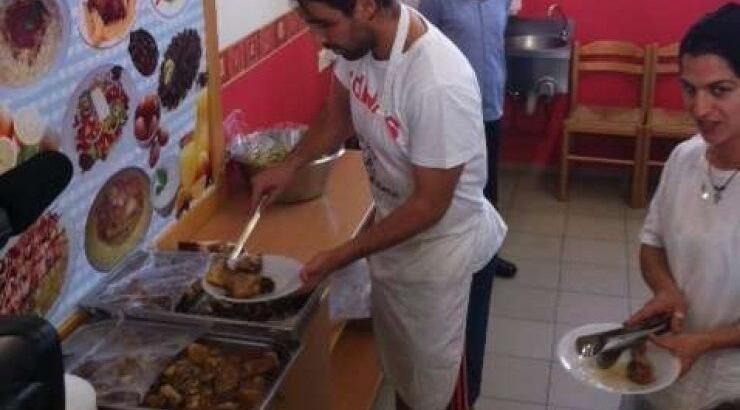 Mάρκος Παγδατής: Μαγείρεψε σε μικρά παιδιά στην Σωτήρα