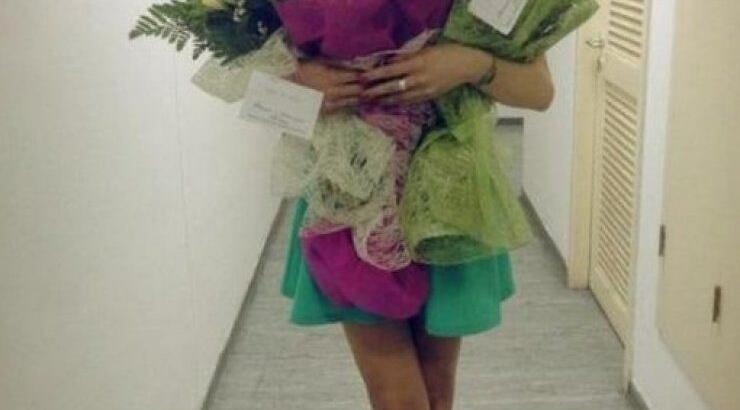 Κλέλια Γιασεμίδου: Γιατί πήρε τρείς ανθοδέσμες σήμερα;