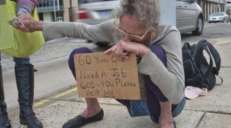 Το γύρο του διαδικτύου κάνει το άλλοτε κουνελάκι του Playboy που είναι άστεγη και ζητιάνα