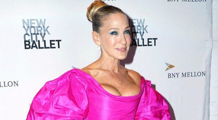H Sarah Jessica Parker φόρεσε δύο διαφορετικά παπούτσια και δημιούργησε ένα outfit που θύμιζε "Sex and the City"
