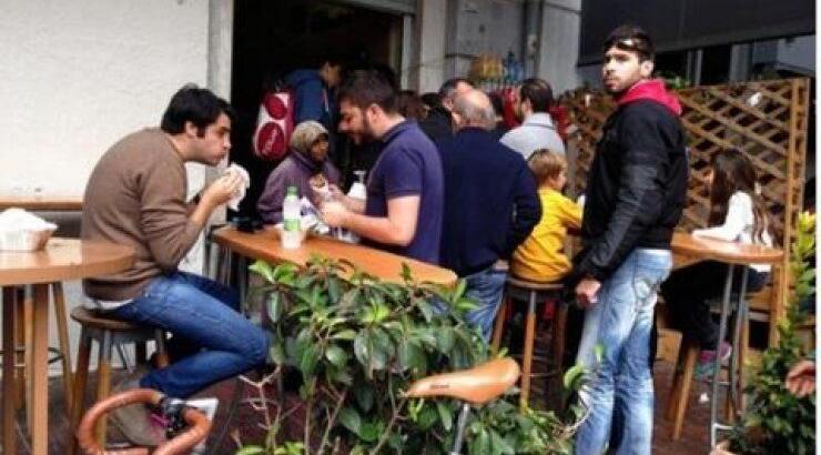 WSJ: Η φτώχεια θέλει καλοπέραση και...σουβλάκι