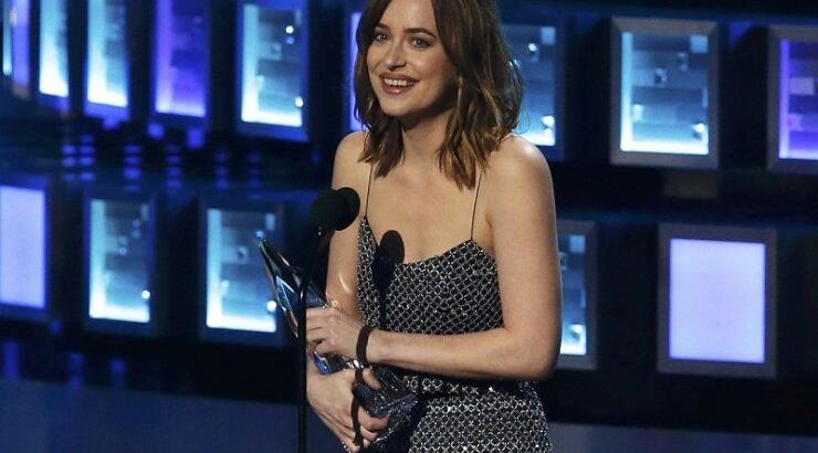 Έσπασε το φερμουάρ της Dakota Johnson σε βραβεία! [βίντεο]