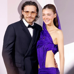 Brooklyn Beckham – Nicola Peltz: Το τρυφερό φιλί τους στο κόκκινο χαλί στη Βενετία