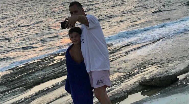 Νικόλας Παπαδόπουλος: Τον είδαμε να κουρεύει τον γιο του στο σπίτι! [βίντεο]